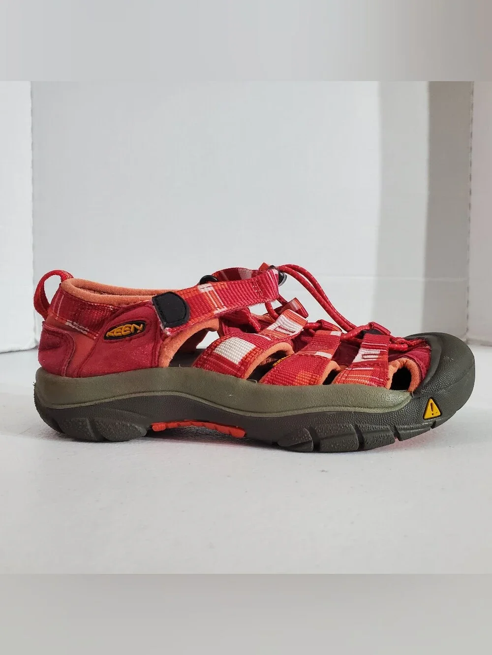 KEEN Kids US1 EU 33 Red Multi Sandal - Comfortable Closed-Toe Water Shoe